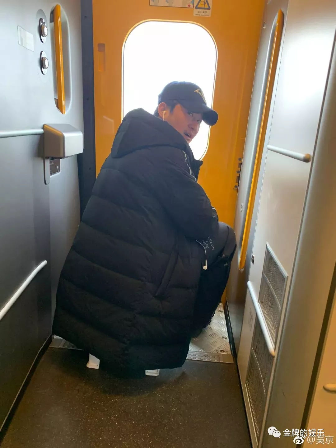 12306回应吴京带小板凳坐火车 带凳子上火车并无不妥